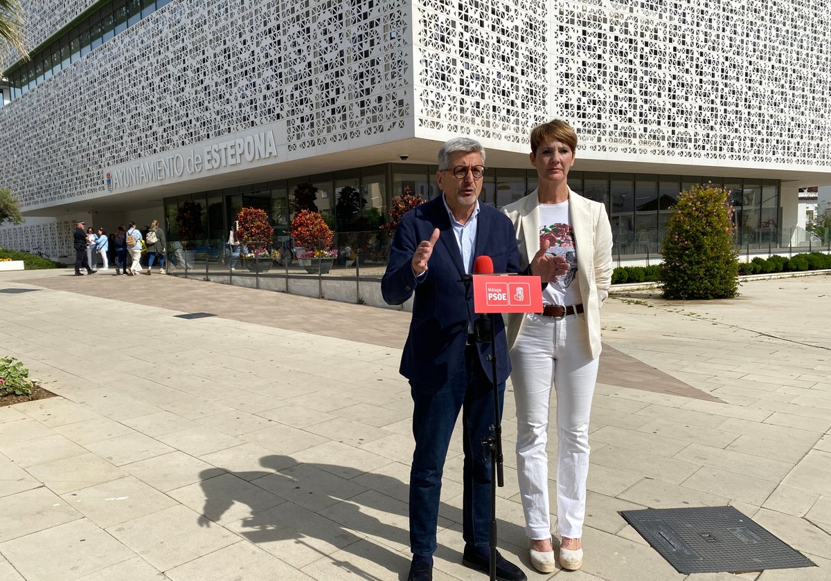 Josele Aguilar y Emma Molina en su comparecencia ante los medios en Estepona, delante del Ayuntamiento.