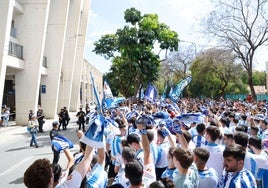 Aficionados malaguistas, en la Avenida de la Palmilla, antes del recibimiento antes del derbi contra el Granada.