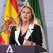 La consejera de Economía, Hacienda y Fondos Europeos y portavoz del Gobierno de Andalucía, Carolina España, interviene durante la rueda de prensa posterior al Consejo de Gobierno de abril.