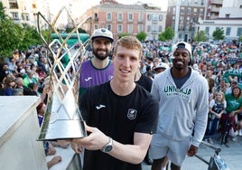Kravish, Perry y Ejim, en la celebración del título de la Champions.