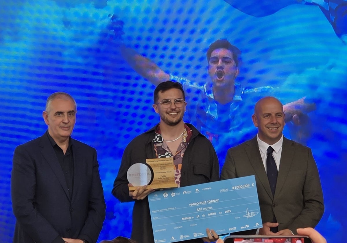 Curtido (a la derecha), junto al fotógrafo Pepe Ortega y el ganador del Premio de Fotoperiodismo de la APDM, Pablo Ruiz.