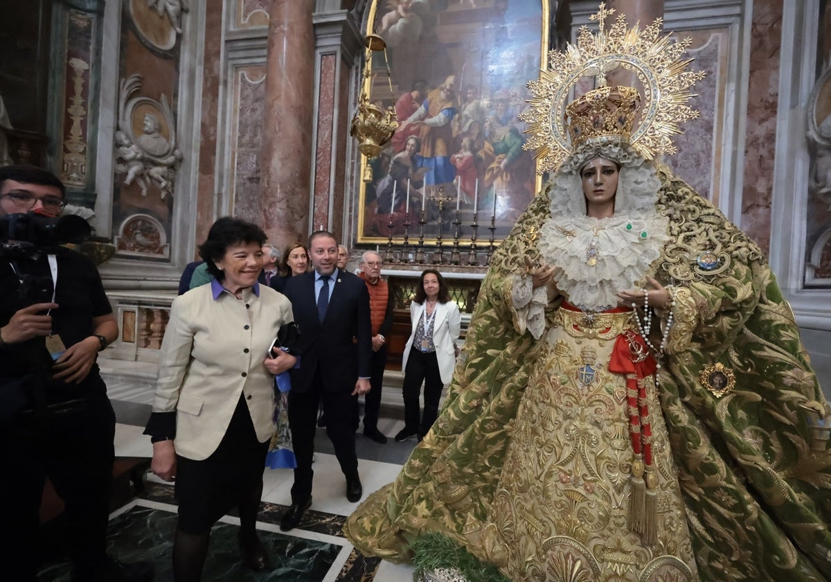 Celáa y Morales, junto a la Virgen de la Esperanza.
