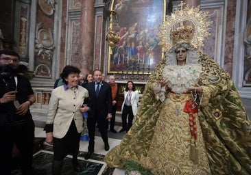 Celáa y Morales, junto a la Virgen de la Esperanza.