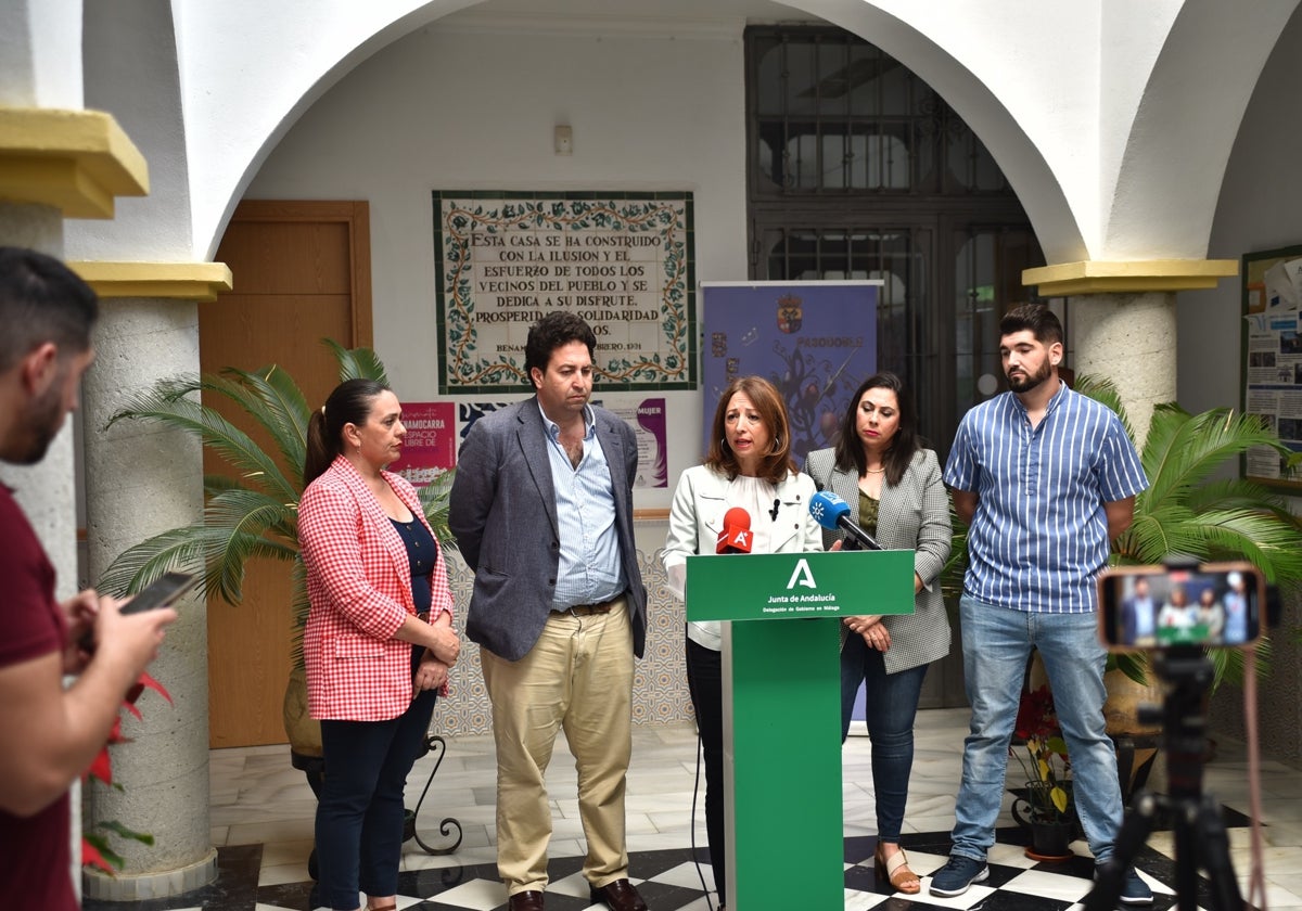 La delegada de la Junta, Patricia Navarro, este miércoles en Benamocarra, con el alcalde, Abdeslam Lucena, y ediles.