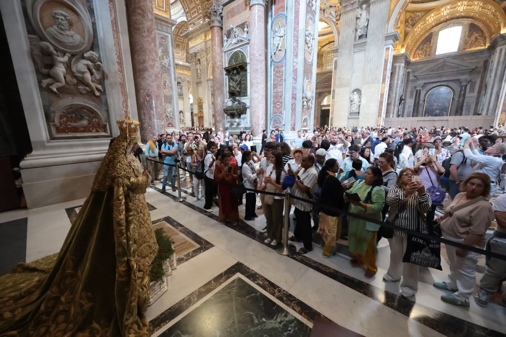La Dolorosa perchelera y el Cristo de la Expiración de Sevilla están expuestos a la veneración de los fieles en una de las capillas de la nave izquierda de la basílica