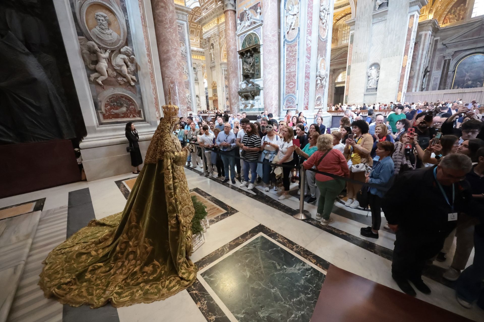 La Dolorosa perchelera y el Cristo de la Expiración de Sevilla están expuestos a la veneración de los fieles en una de las capillas de la nave izquierda de la basílica