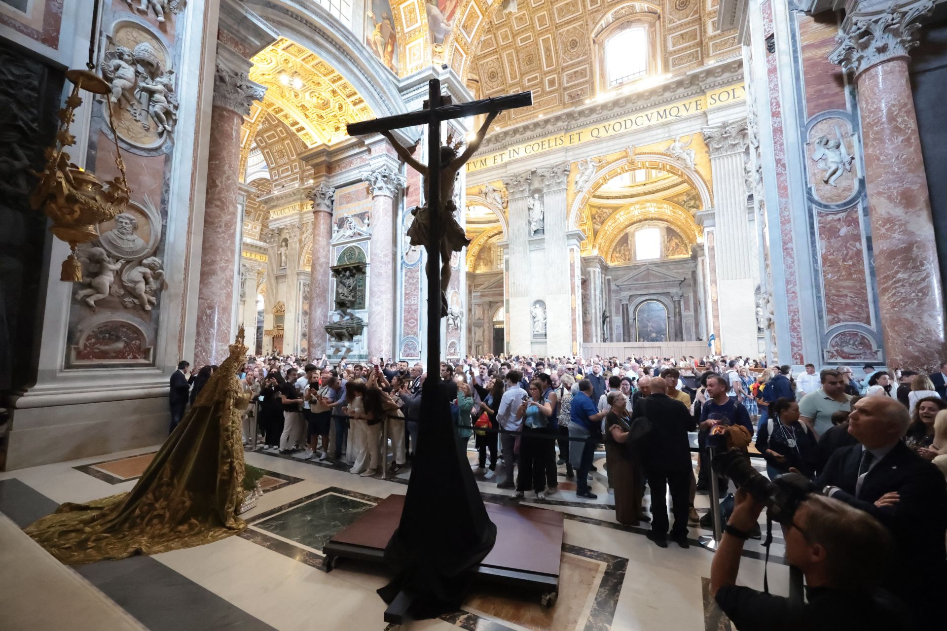 La Dolorosa perchelera y el Cristo de la Expiración de Sevilla están expuestos a la veneración de los fieles en una de las capillas de la nave izquierda de la basílica