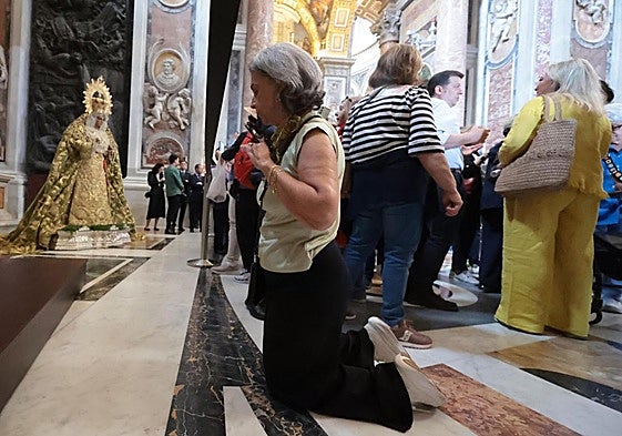 Una mujer reza ante la capilla donde se encuentran la Esperanza y el Cachorro.