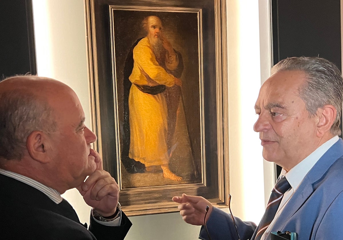 El alcalde Manuel Barón y José María Palencia Cerezo, miembro de la Real Academia de Córdoba y exdirector del Museo Bellas Artes de Córdoba, ante el cuadro atribuido a Goya que se expone en Antequera