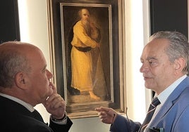 El alcalde Manuel Barón y José María Palencia Cerezo, miembro de la Real Academia de Córdoba y exdirector del Museo Bellas Artes de Córdoba, ante el cuadro atribuido a Goya que se expone en Antequera