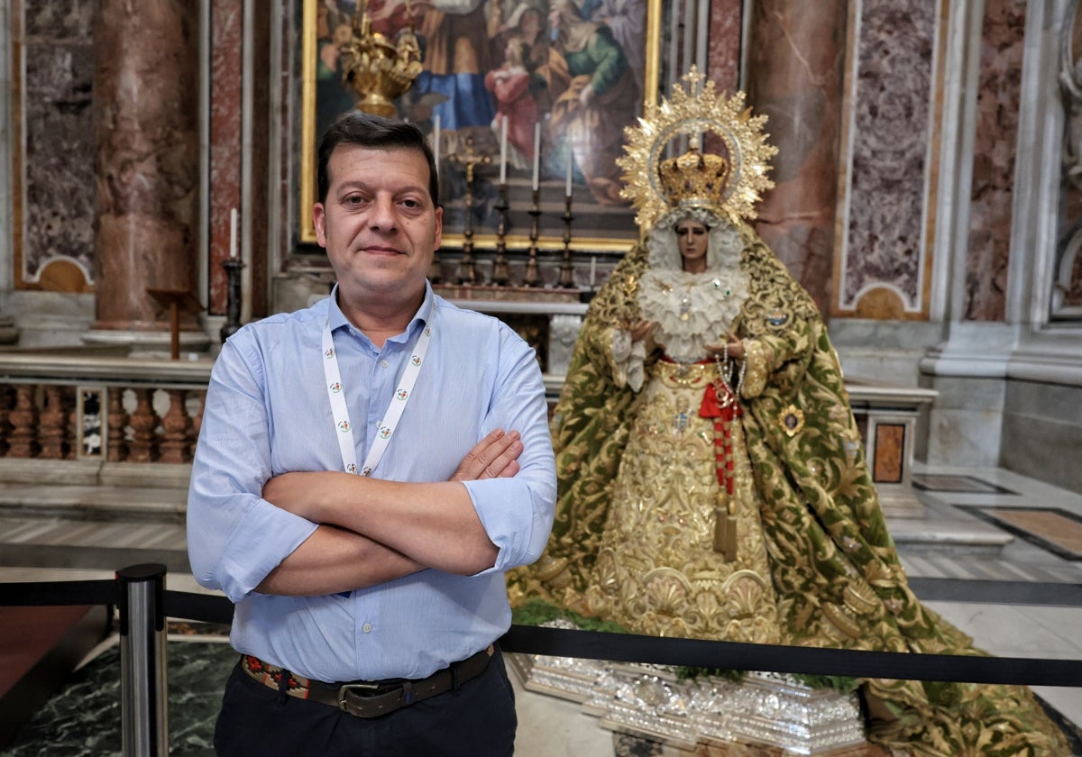 Juan Antonio García 'Nono', junto a la Virgen de la Esperanza, en San Pedro.