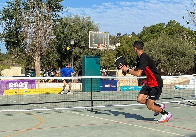Dos jugadores se enfrentan en un partido de Pickleball.