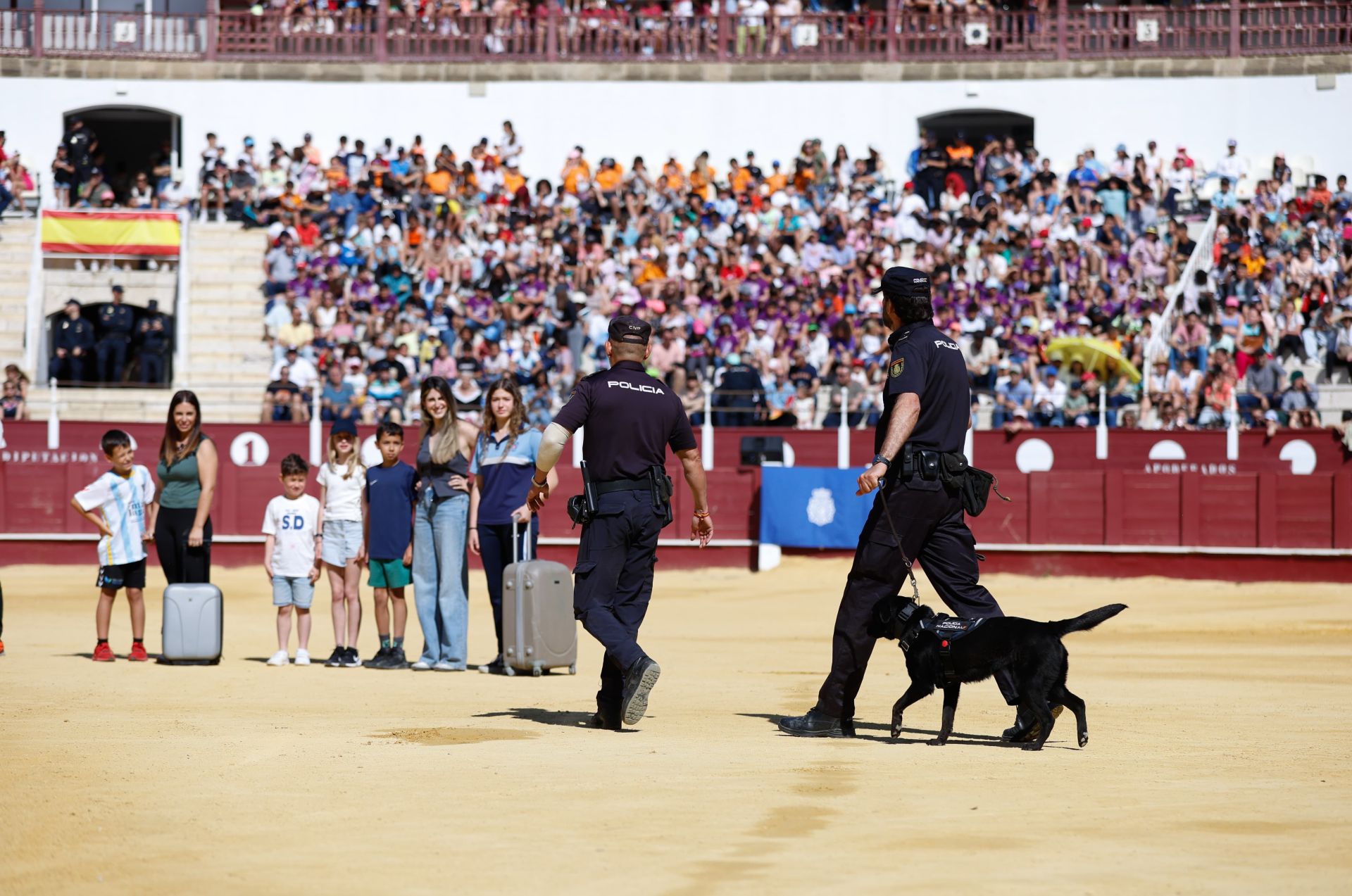 La Policía Nacional celebra una exhibición para dar a conocer su labor a escolares de Málaga