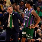 Ibon Navarro instruye a Tyson Carter en un partido de Liga esta temporada.