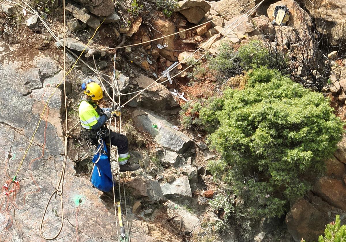 Imagen principal - Comienzan las voladuras en la montaña para reponer la carretera Ronda-San Pedro en Málaga