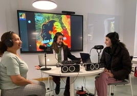 Juan Zagalaz impartiendo clases con sus alumnas