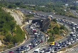 Un accidente entre un camión y un turismo en Torremolinos provoca varios kilómetros de atascos en la autovía