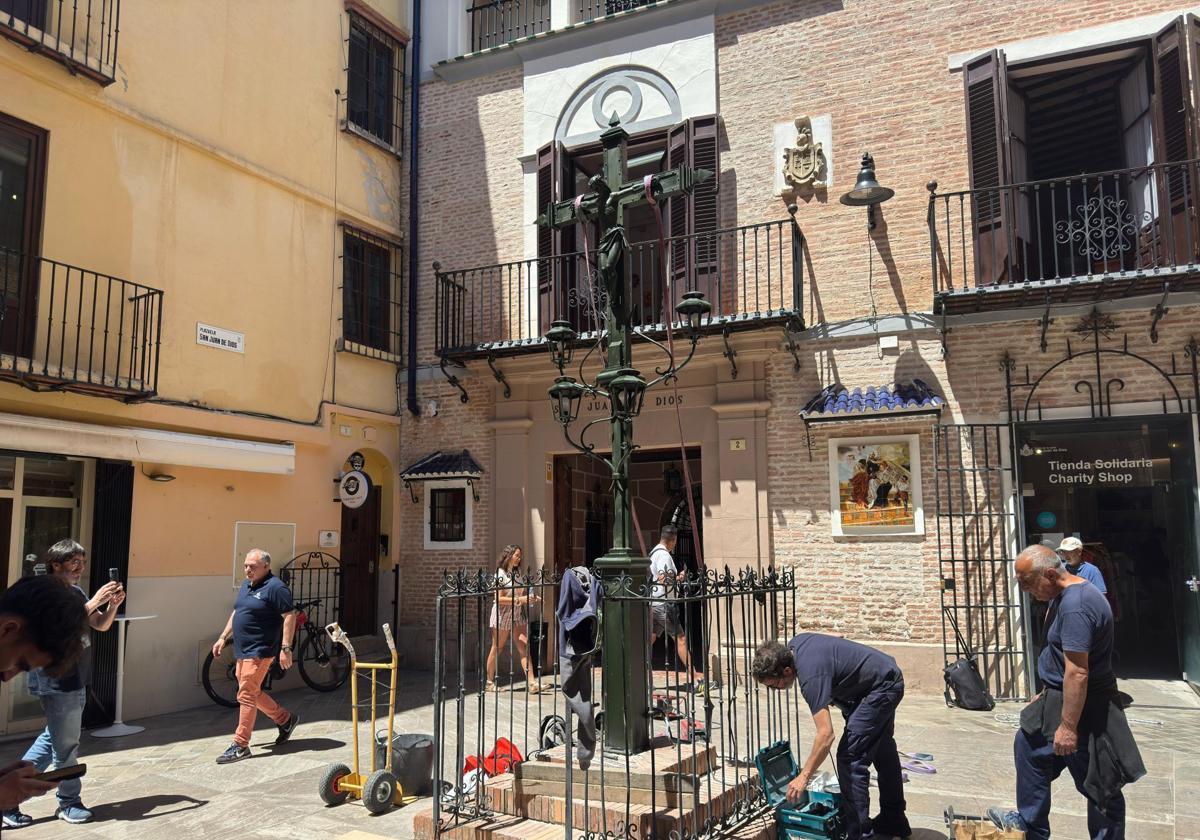 La cruz de San Juan de Dios, recolocada en su sitio.