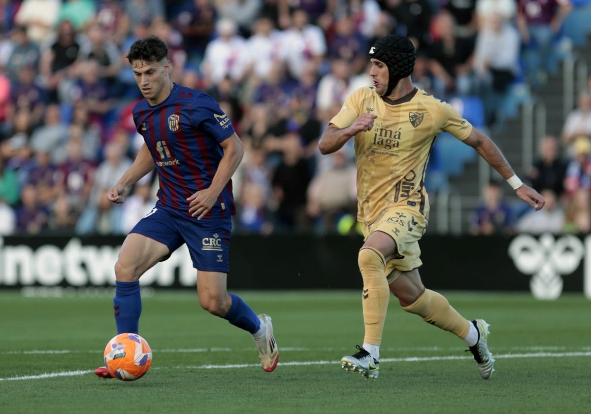 Luismi, en una acción defensiva ante Llabrés en el duelo del domingo ante el Eldense.