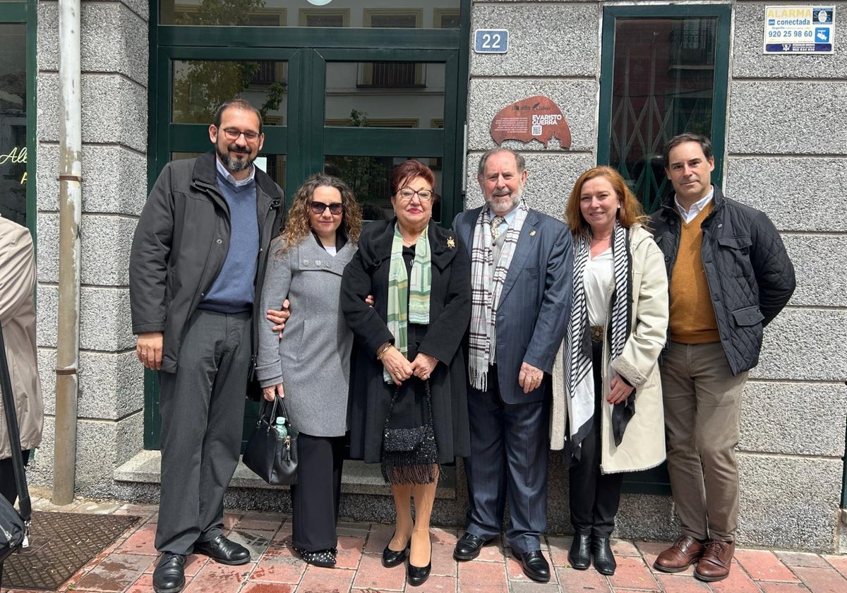 Evaristo Guerra, con su mujer, María Adela Pareja, y dos de sus hijos, Antonio y Lola, en el pequeño pueblo abulense.