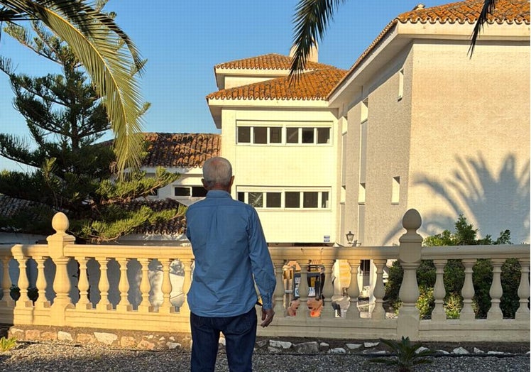 El vecino de enfrente del futuro CIMI muestra a la escasa distancia que está de su casa, y cómo las ventanas se ven desde su parcela.