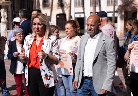 Rocío Calderón levanta los dos pulgares en señal de 'ok', en la presentación de su candidatura.