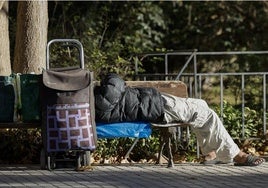 Queda desierto un concurso municipal de diez millones de euros para abrir tres centros para personas sin hogar