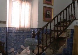 La escalera destruida que conecta con el oratorio de la Virgen de la Paz.