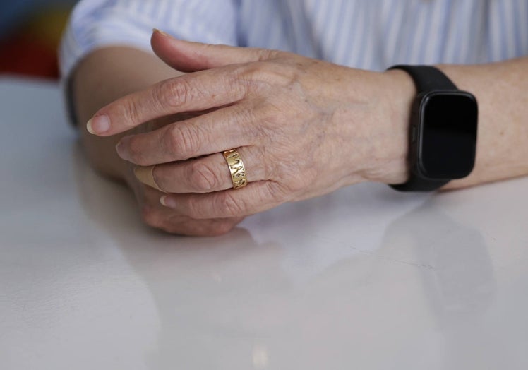 Detalle del anillo de su madre, Rosalía.