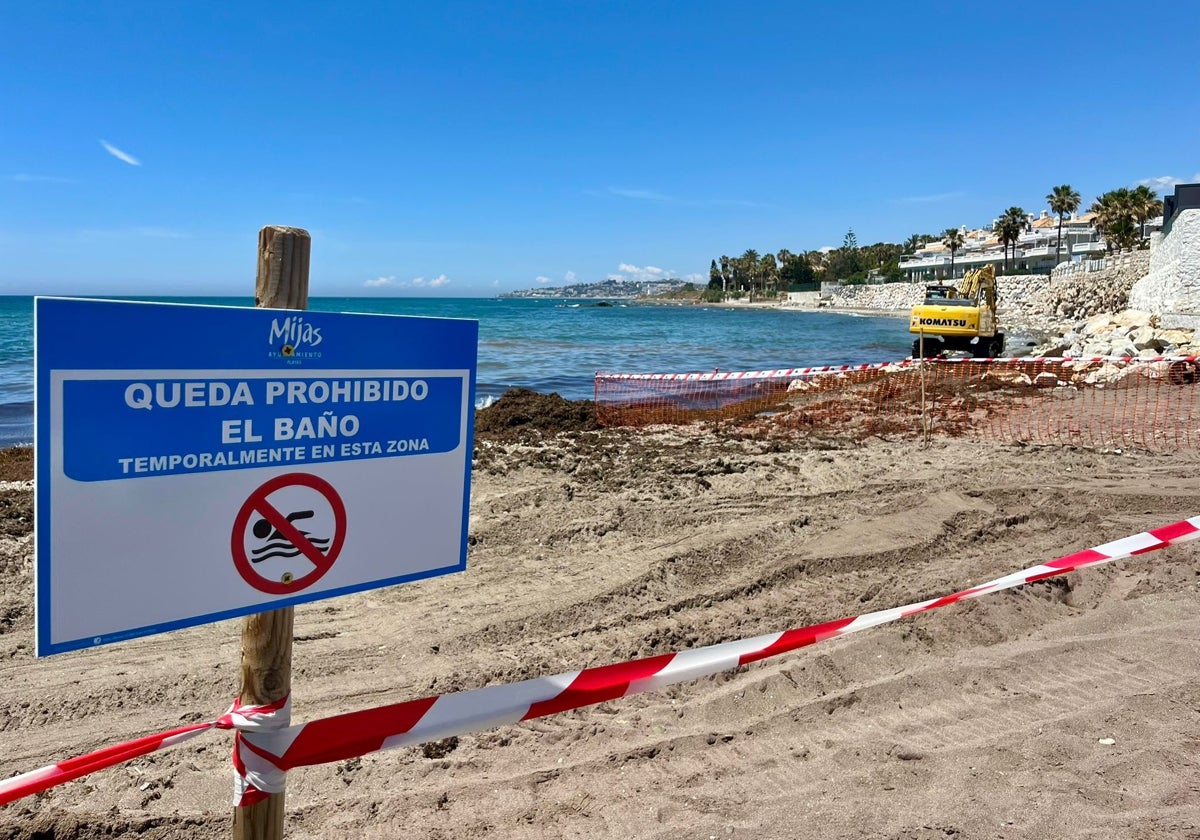 Cartel instalado en la playa, en el que se informa que el baño está prohibido.