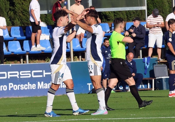 Olguín y Genar Fornés celebran uno de los dos goles que anotó el '14' del Marbella frente al Recreativo la jornada pasada.