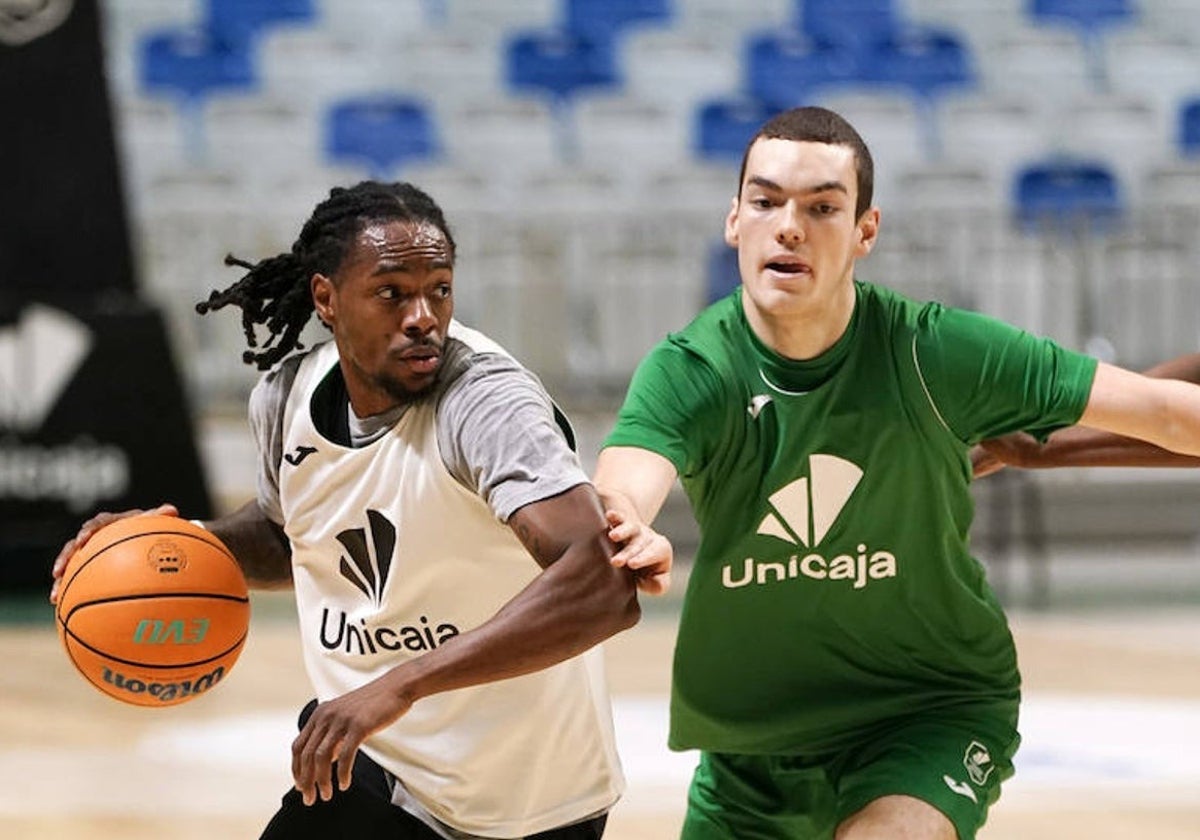 Kendrick Perry y el malagueño Manu Trujillo, durante un entrenamiento.