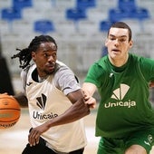 Kendrick Perry y el malagueño Manu Trujillo, durante un entrenamiento.