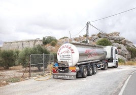 Camión cisterna suministrando agua en Valle de Abdalajís.