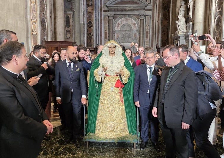 La Virgen de la Esperanza, ayer durante su traslado para la salida procesional de hoy.de hoy. salvador salas