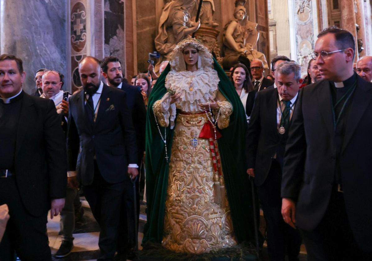 La Esperanza recorre las naves de San Pedro en su despedida del Vaticano