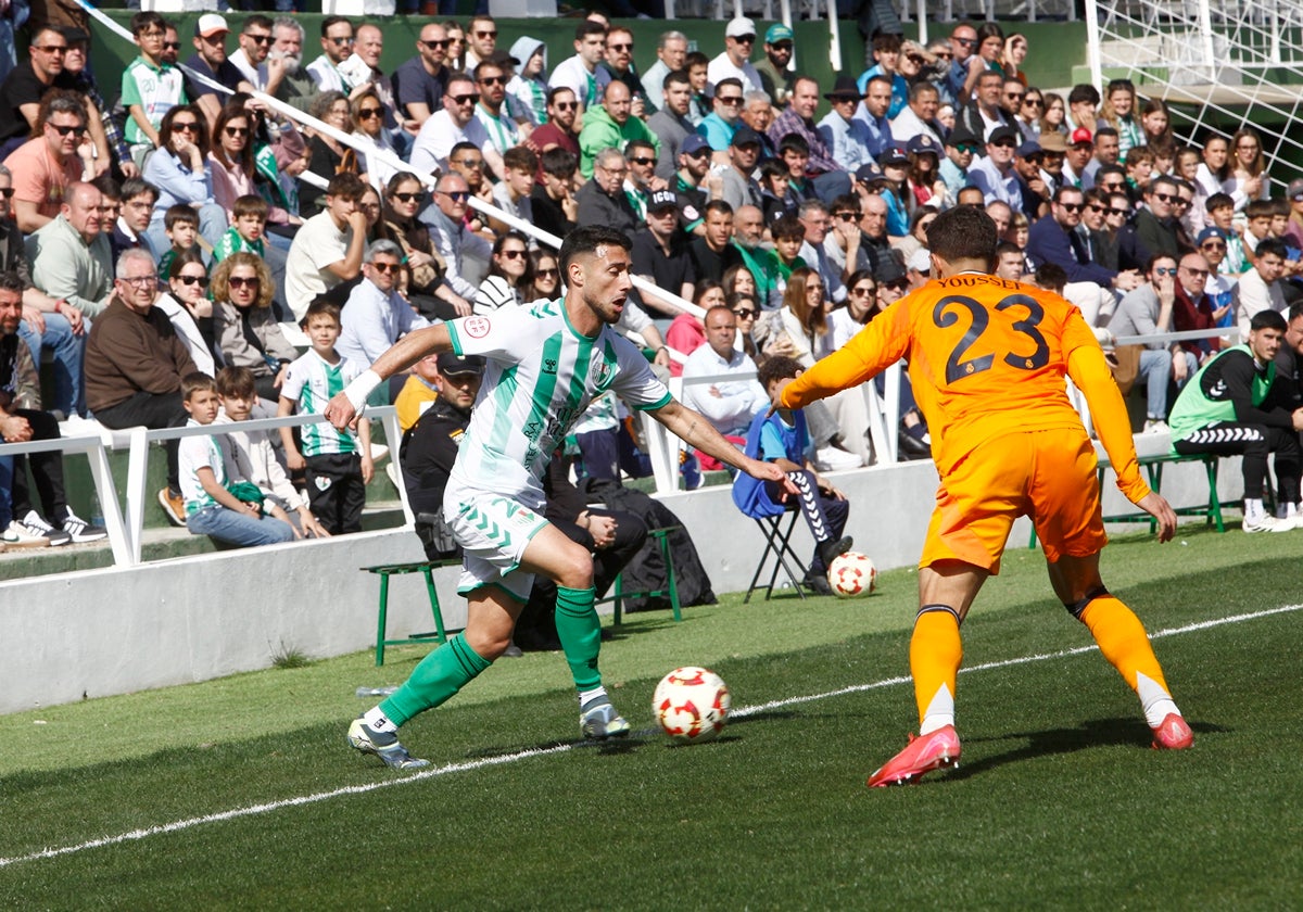 Guillem Jaime intenta regatear a Youssef, del Real Madrid Castilla.
