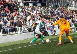 Guillem Jaime intenta regatear a Youssef, del Real Madrid Castilla.