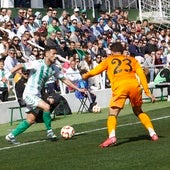 Guillem Jaime intenta regatear a Youssef, del Real Madrid Castilla.