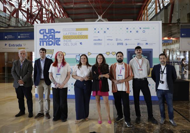 Autoridades y organizadores, en la inauguración de la muestra