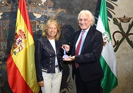 La alcaldesa, Ángeles Muñoz, ha recibido en el Ayuntamiento al doctor Abel Emir Murgio.