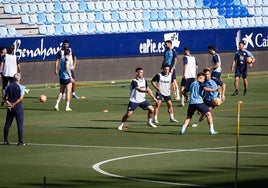 Pellicer observa a sus jugadores durante el entrenamiento de la tarde de ayer en La Rosaleda.