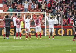 Los jugadores del Sporting agradecen el apoyo de su afición tras el triunfo del equipo rojiblanco frente al Deportivo la pasada jornada.