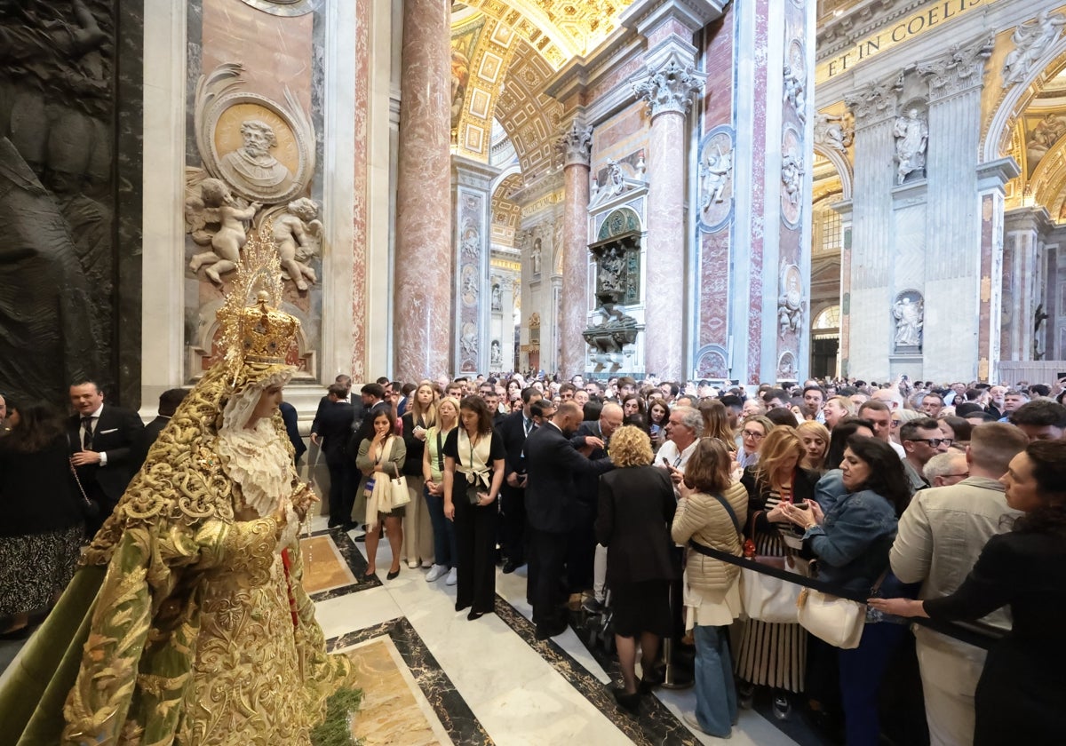 Este viernes se ha notado una mayor afluencia de público ante la Virgen de la Esperanza.