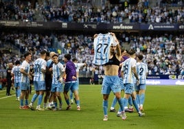 Chupete muestra su camiseta tras conseguir los dos goles.