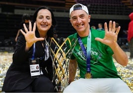 Rosa Mariscal y Mario Bárbara posan sonrientes en la pista del Sunel Arena al poco de terminar la final de la Champions.