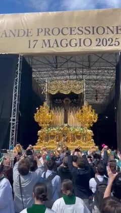 Salida del trono de la Esperanza del 'tinglao' de Roma