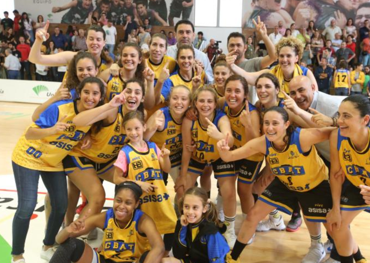 Imagen secundaria 1 - El Universidad de Málaga, el Asisa Alhaurín de la Torre que consiguió el ascenso, y el Unicaja, en su último ascenso a la Liga Challenge.