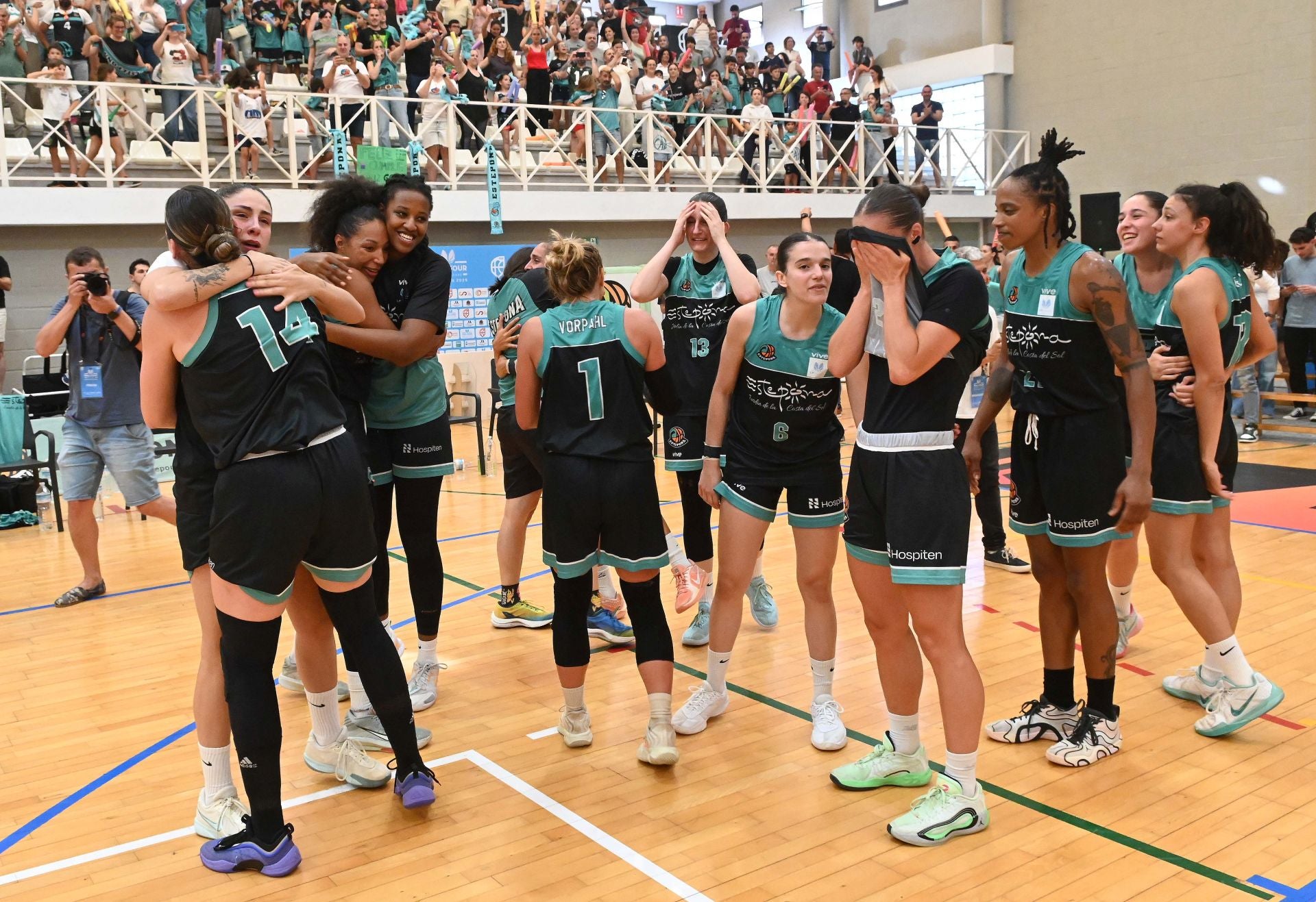 Las mejores imágenes de la victoria del CAB Estepona y su ascenso a la élite del baloncesto femenino español
