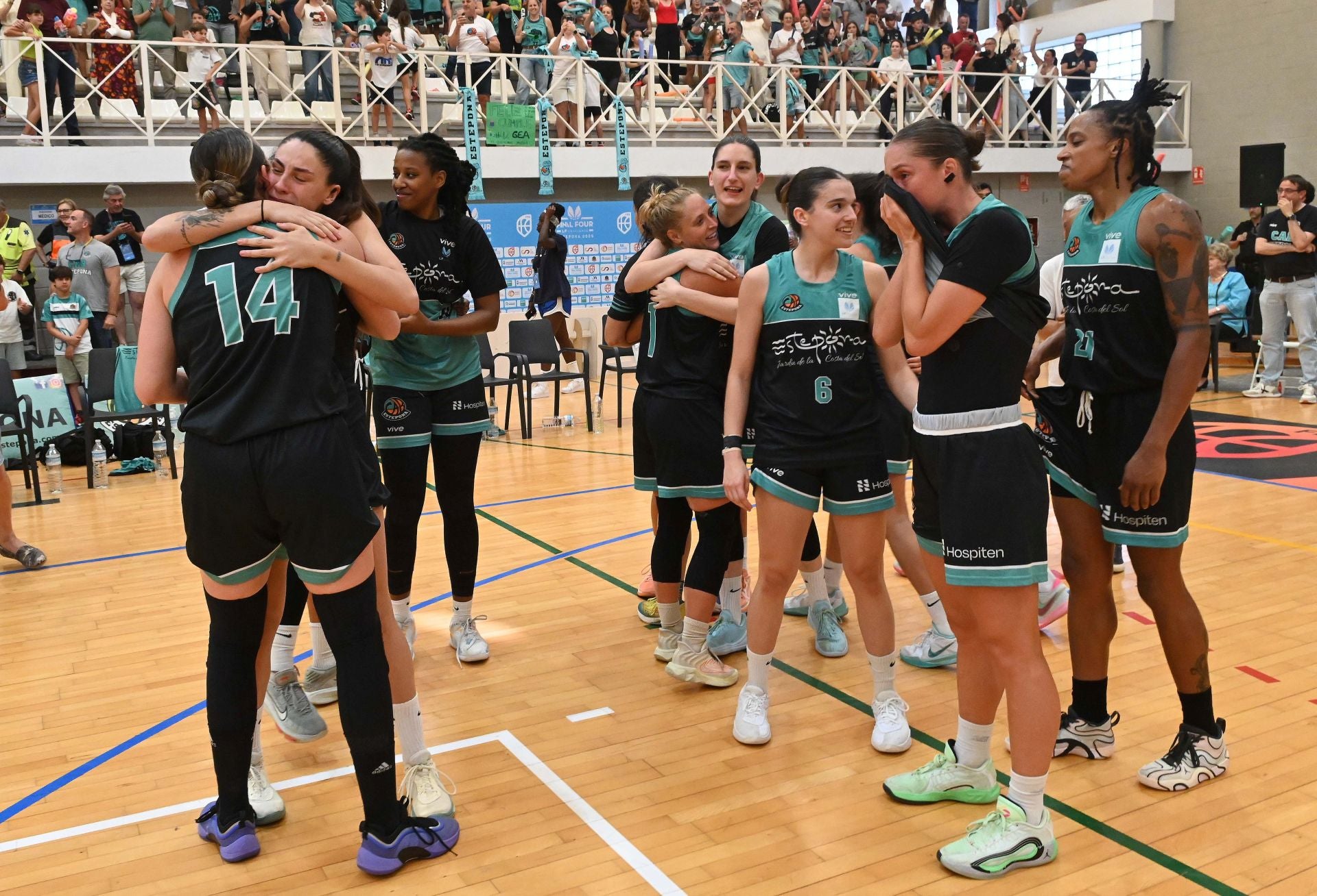 Las mejores imágenes de la victoria del CAB Estepona y su ascenso a la élite del baloncesto femenino español